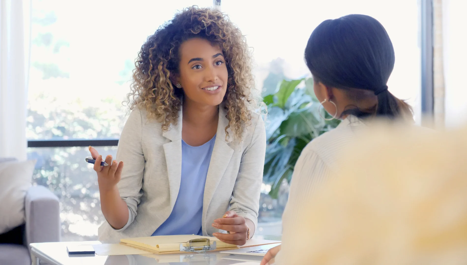Consultante-avec-une-cliente