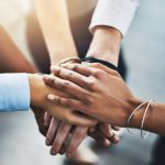 Photo de collègues multiethniques se donnant la main après être parvenus à un accord