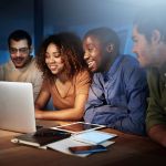 Photo d'une équipe de jeunes gens d'affaires travaillant tard au bureau